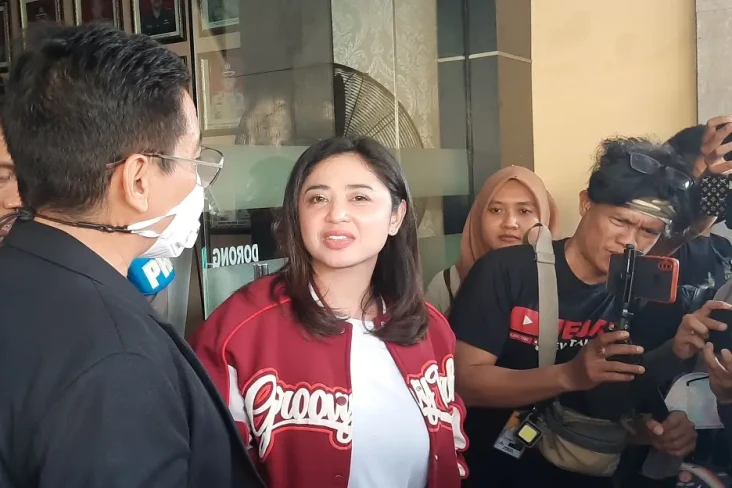 Dewi Perssik Jalani...