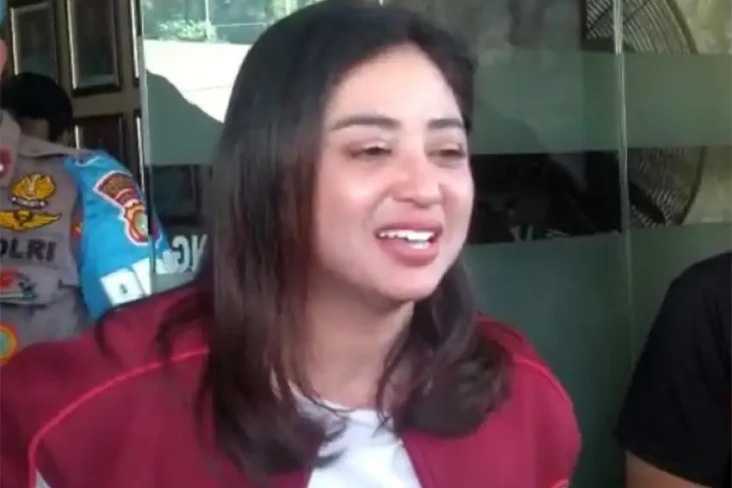 Dewi Perssik Tegaskan...