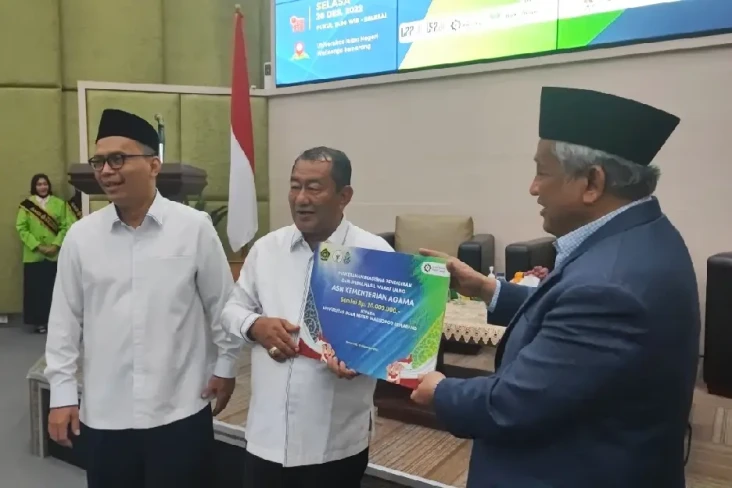 BWI Salurkan Beasiswa...