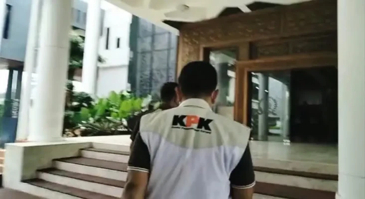 KPK Geledah Ruang Kerja...