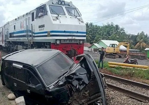 Kereta Api Tabrak Mobil...