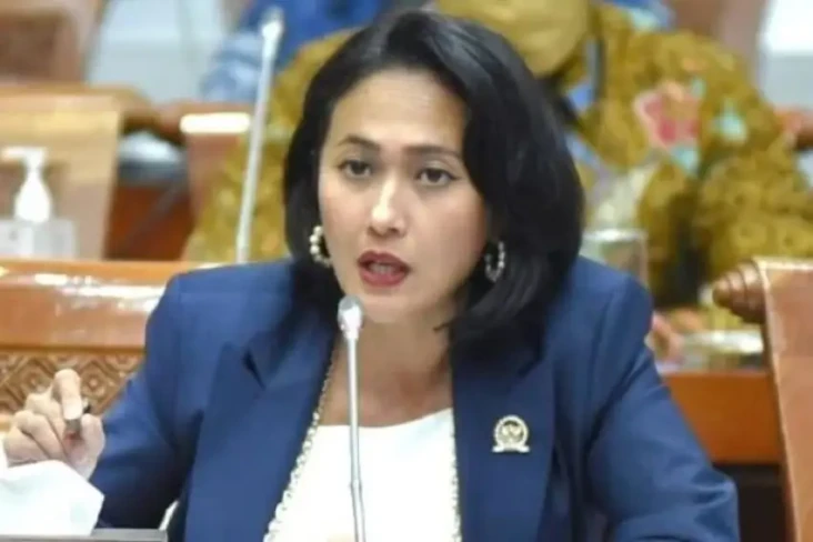 Legislator Golkar Usul...