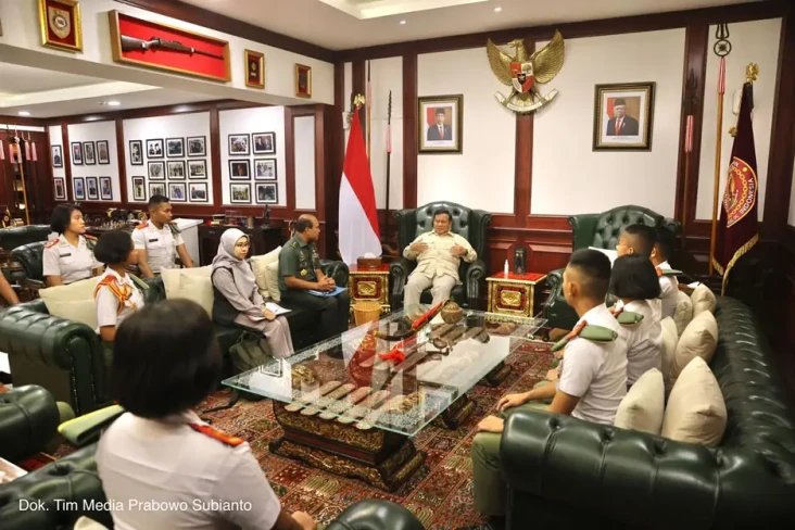 10 Kadet Unhan Tuntut...