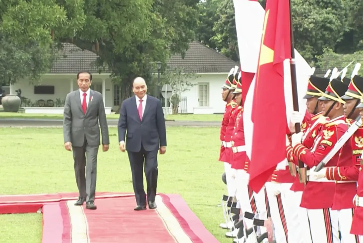 Presiden Jokowi Terima...
