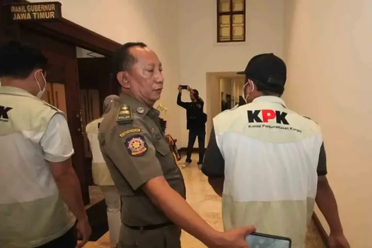 Geledah Gedung DPRD...