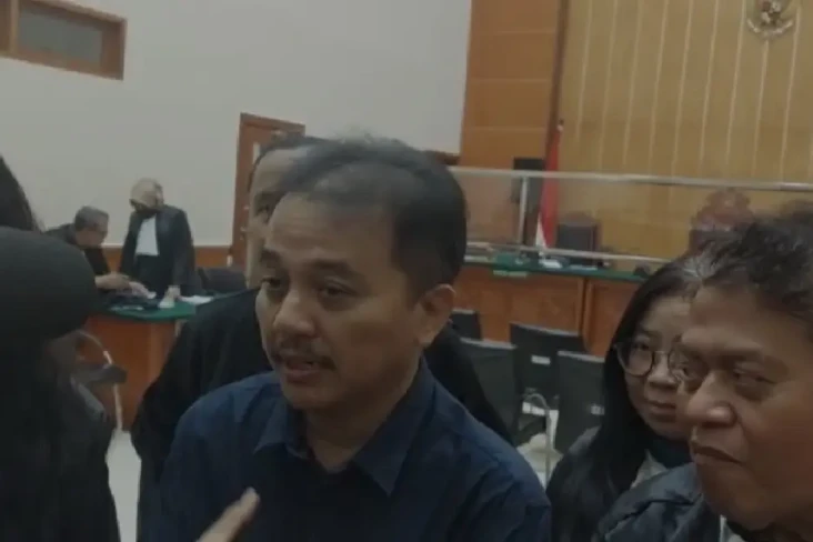 Memohon Dibebaskan Hakim,...
