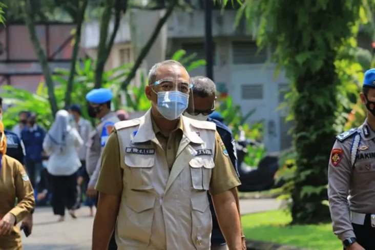Malam Tahun Baru, Warga...