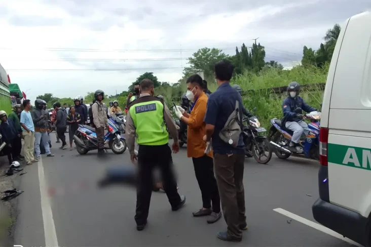 3 Motor Tabrakan Beruntun...