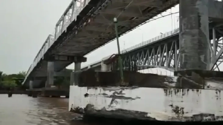 Jembatan Mahakam Ditabrak...