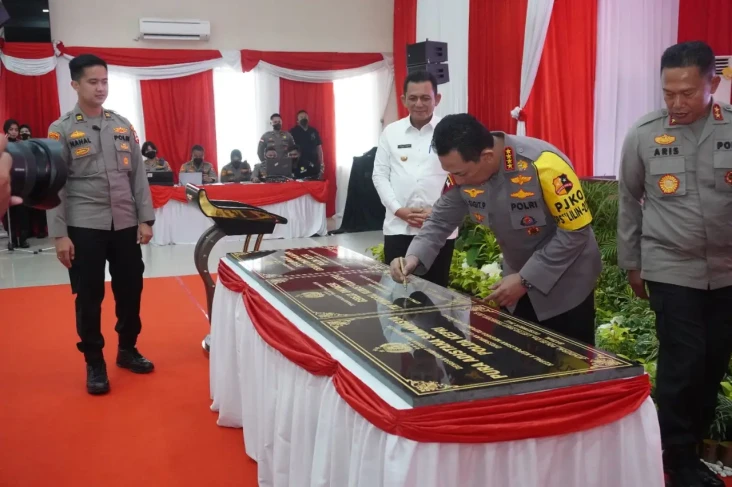 Kapolri Resmikan Perumahan...