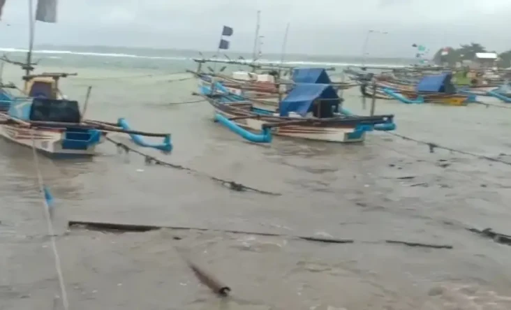 Nelayan di Sukabumi...