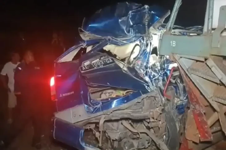 Minibus Tertabrak Kereta...