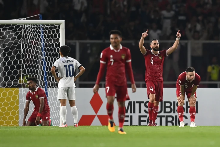 Jordi Amat Berikan Jersey...