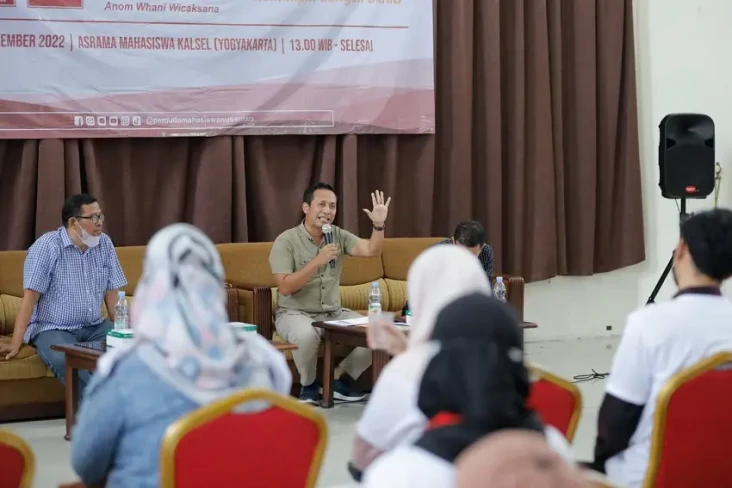 Bedah Buku Memimpin...