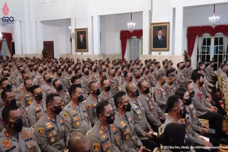 704 Perwira Polri Dimutasi,...