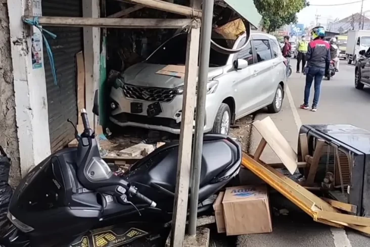 Minibus Tabrak Warung...
