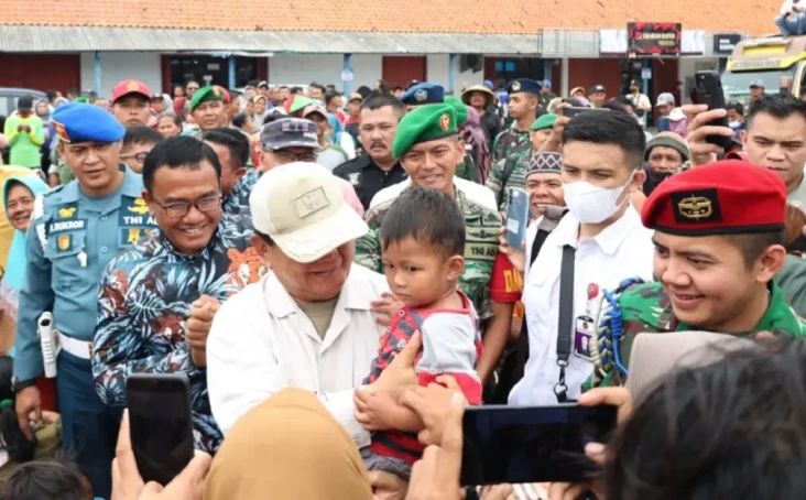 Kedatangan Prabowo Disambut...