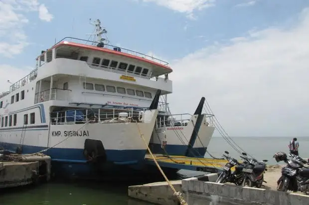 Ratusan Wisatawan Terjebak...