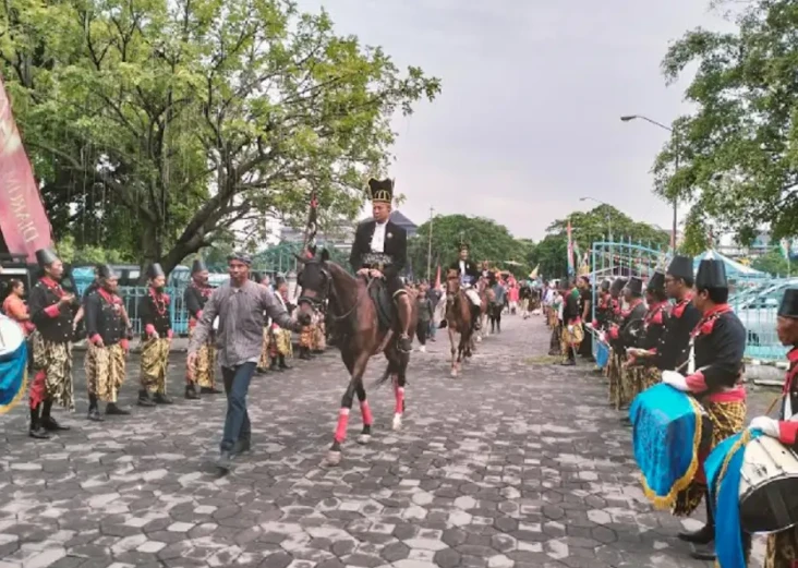 1.800 Abdi Dalem Keraton...