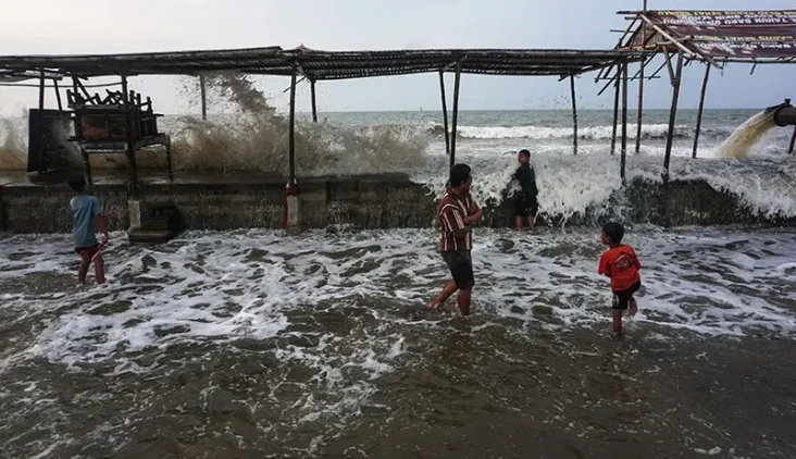 Gelombang Tinggi Terjang...