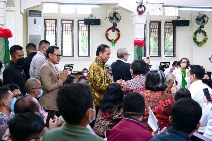 Kunjungi Gereja di Kota...