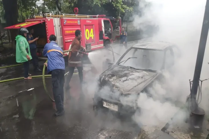 Diduga Korsleting, Mobil...