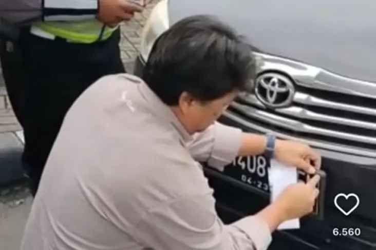 Polisi Tilang Pengguna...
