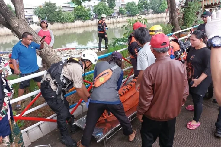 Pemuda Tenggelam di...