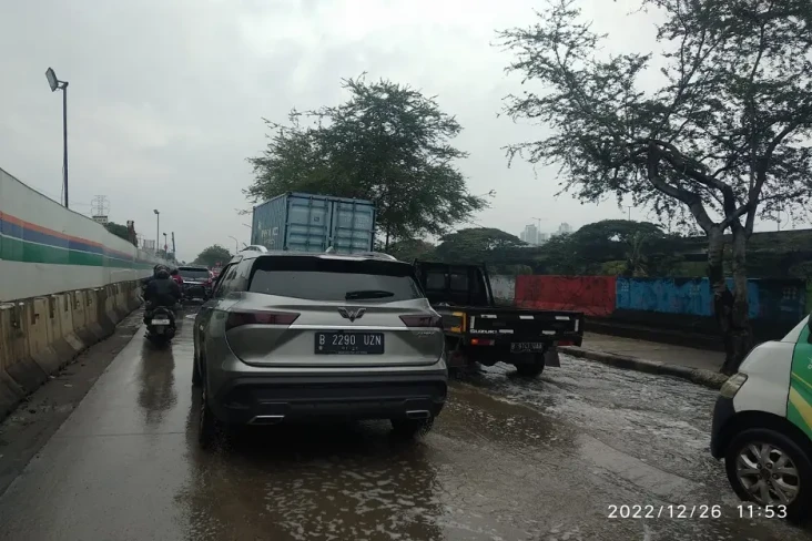 Kali Ancol Meluap, Sebagian...
