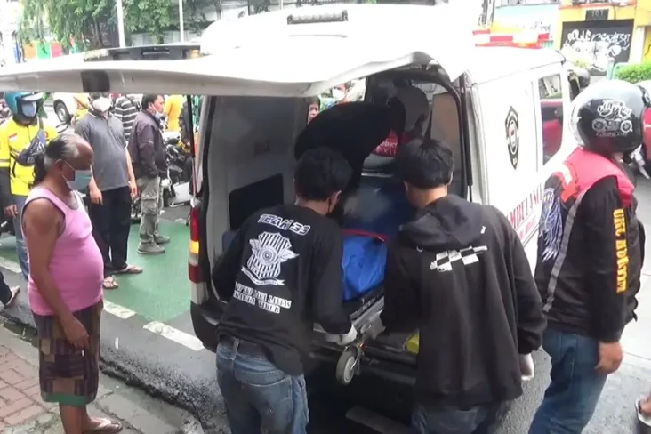 Menyeberang Jalan, Lansia...