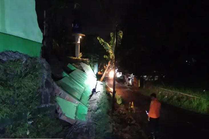 Hujan Deras, Tembok...