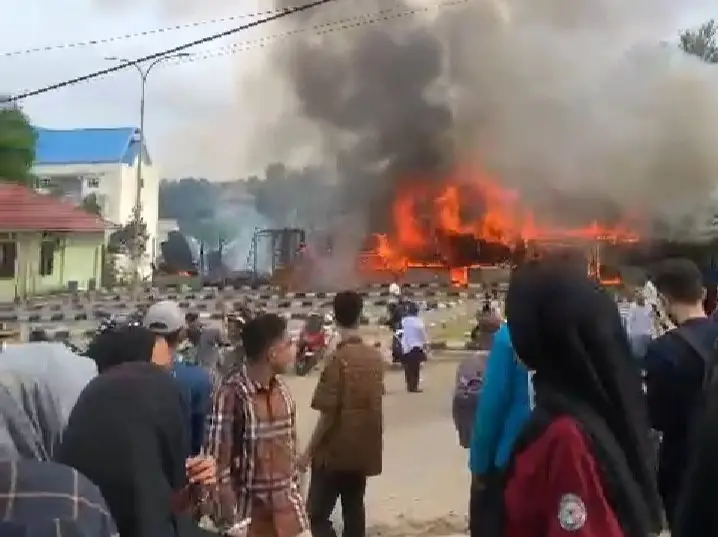Tabung Gas Meledak,...