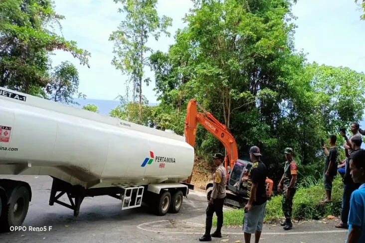 Truk Pertamina Melintang...