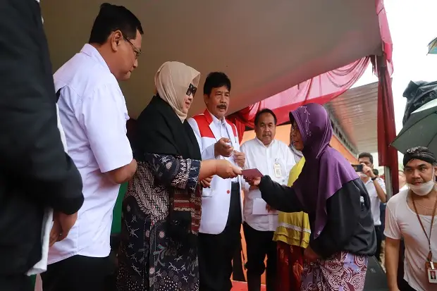 Dengan Mata Berkca-Kaca,...