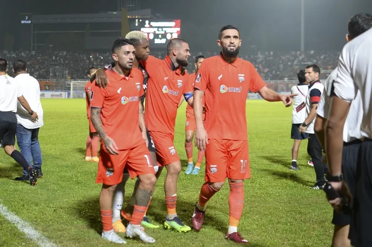 Masuk Empat Besar, Borneo...