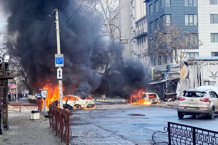 Rusia Bombardir Kherson,...