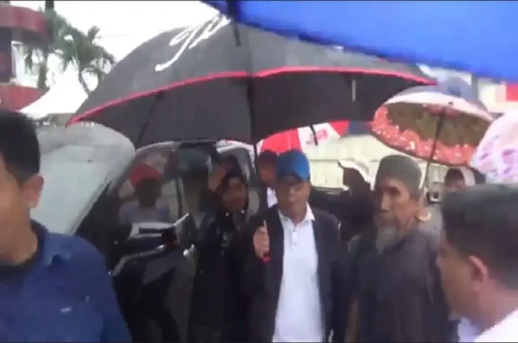 Di Tengah Guyuran Hujan,...