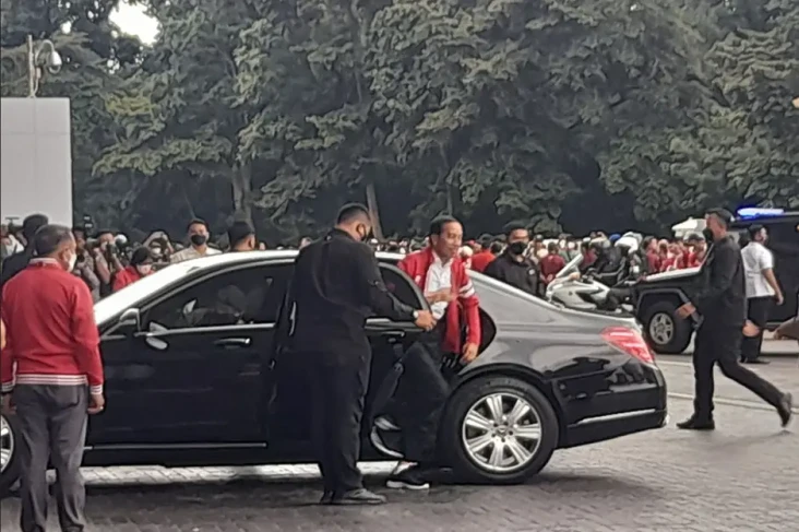 Jokowi Pakai Jaket Timnas...