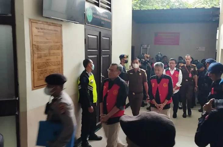 Tiba di Pengadilan,...