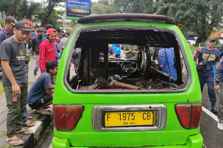 Angkot Hangus Terbakar...