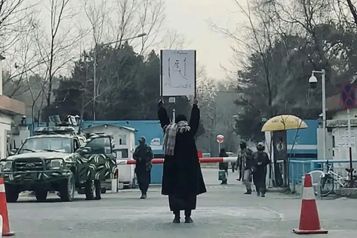 Bermental Baja, Mahasiswi...