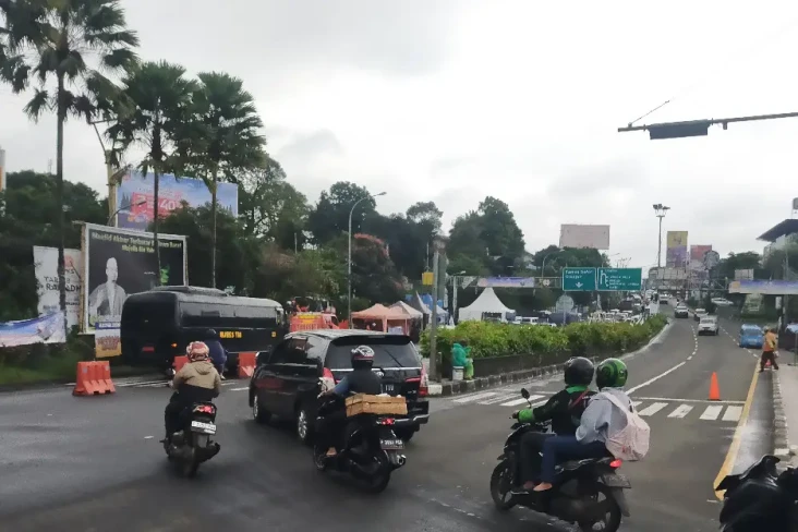 Jalur Puncak Padat,...
