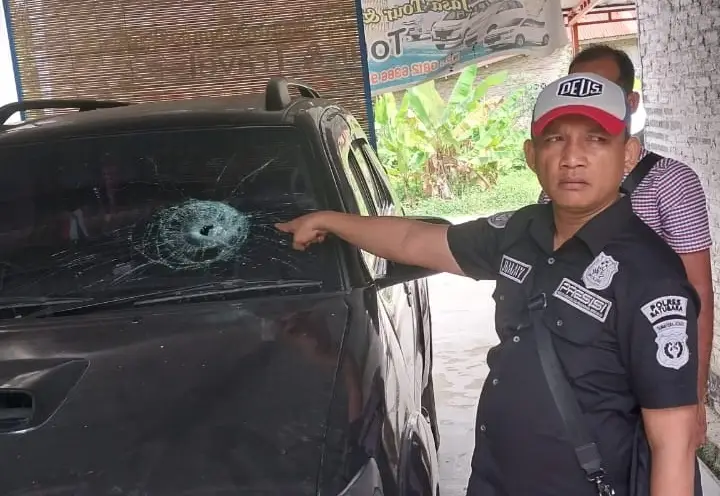 Parkir di Sebelah Rumah,...