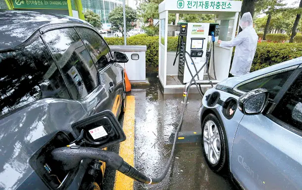Aman, Charge Mobil Listrik...