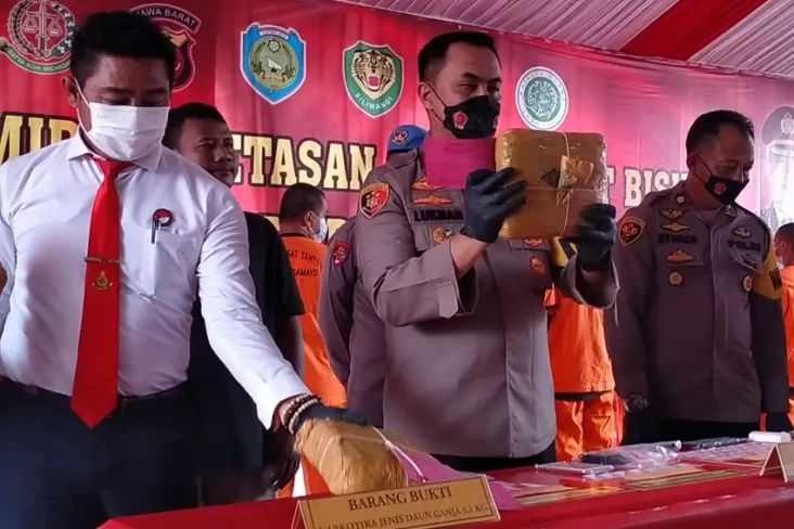 Polisi Bekuk Bandar...