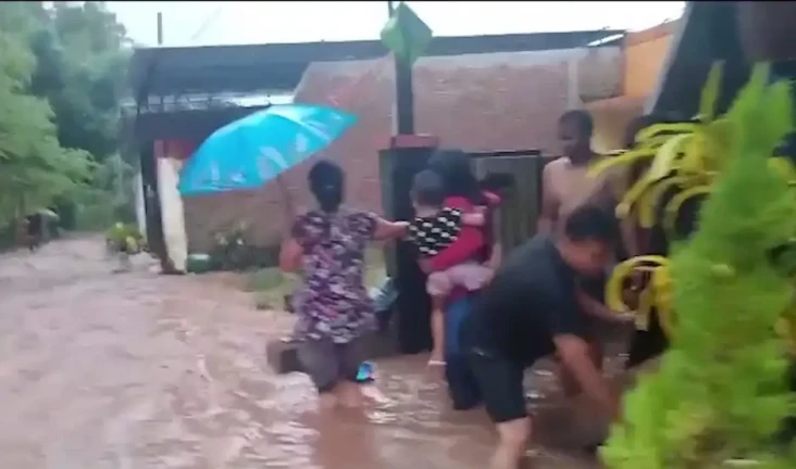 Banjir dan Longsor Terjang...