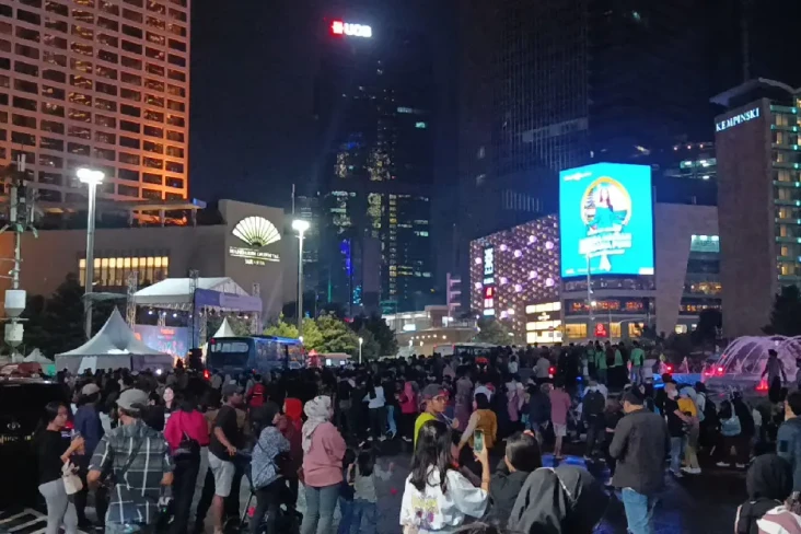 Sambut Tahun Baru, Masyarakat...
