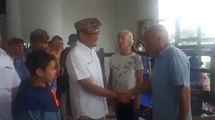 Kunjungi Sentra Tenun,...