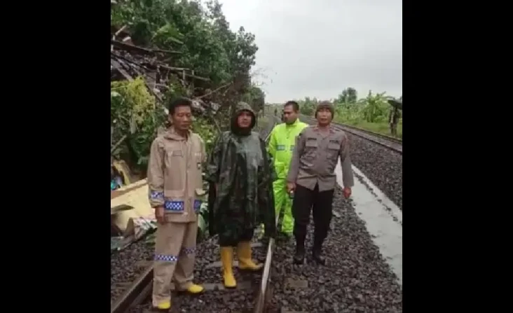 Semarang Dikepung Banjir,...