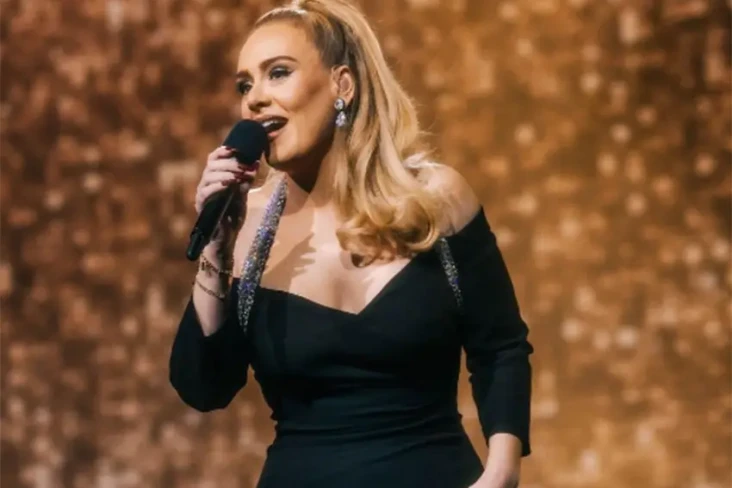 Adele Terharu Kedatangan...